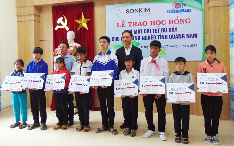 Trao học bổng tặng các em học sinh Quảng Nam.