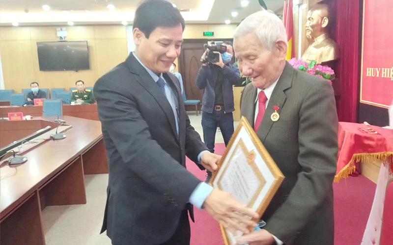 Lãnh đạo Quận ủy Đống Đa trao Huy hiệu 75 năm tuổi Đảng cho đồng chí Đặng Minh Phương.