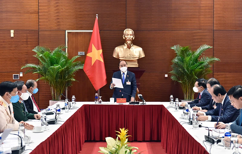 Thủ tướng Nguyễn Xuân Phúc chủ trì cuộc họp khẩn ứng phó dịch Covid-19. 