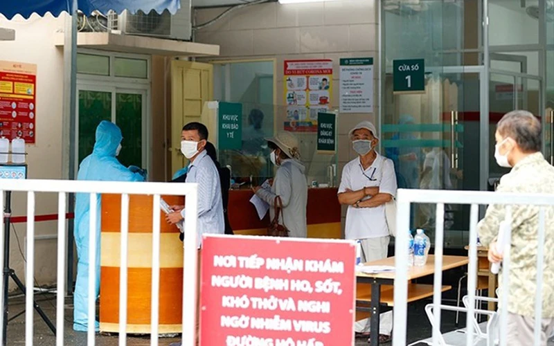 Nơi khám, sàng lọc những trường hợp ho, sốt, khó thở, nghi ngờ nhiễm virus đường hô hấp cấp được bệnh viện bố trí một khu riêng tại cổng số 2 (Gần Bệnh Viện Tai mũi họng Trung ương). (Ảnh: BVCC)