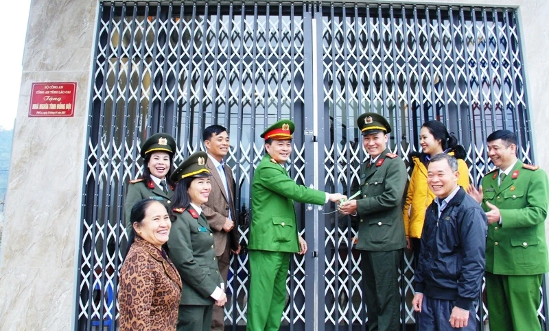 Trao nhà tình nghĩa cho Trung úy Nguyễn Văn Hiếu, cán bộ Công an huyện Bảo Thắng.