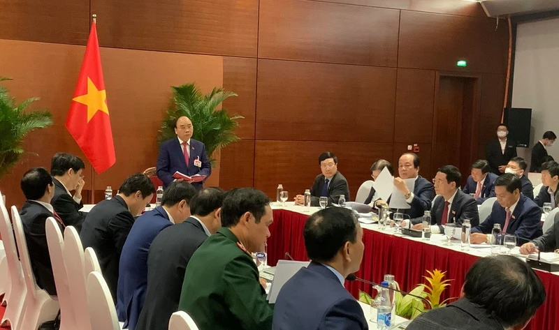 Thủ tướng Chính phủ Nguyễn Xuân Phúc chủ trì cuộc họp bên lề Đại hội Đảng lần thứ XIII về phòng, chống dịch Covid-19 chiều tối 29-1.