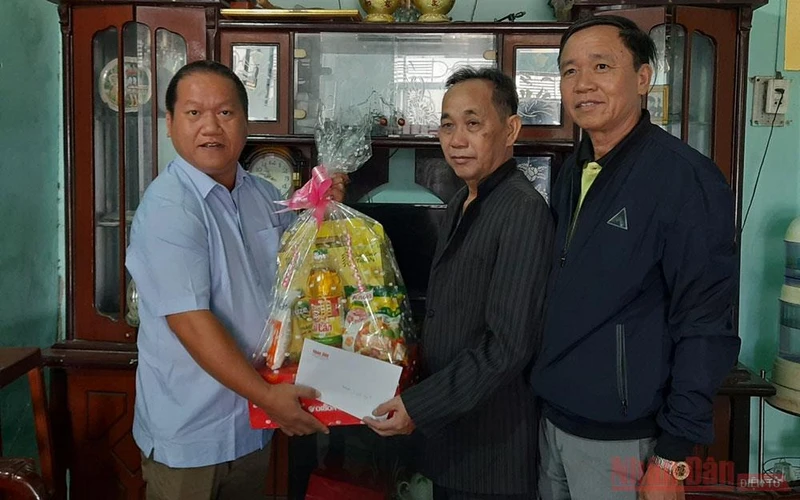 Phóng viên Báo Nhân Dân cùng đại diện Sở Lao động - Thương Binh và Xã hội tỉnh Kon Tum tặng quà Tết cho thương binh Trần Văn Thìn.