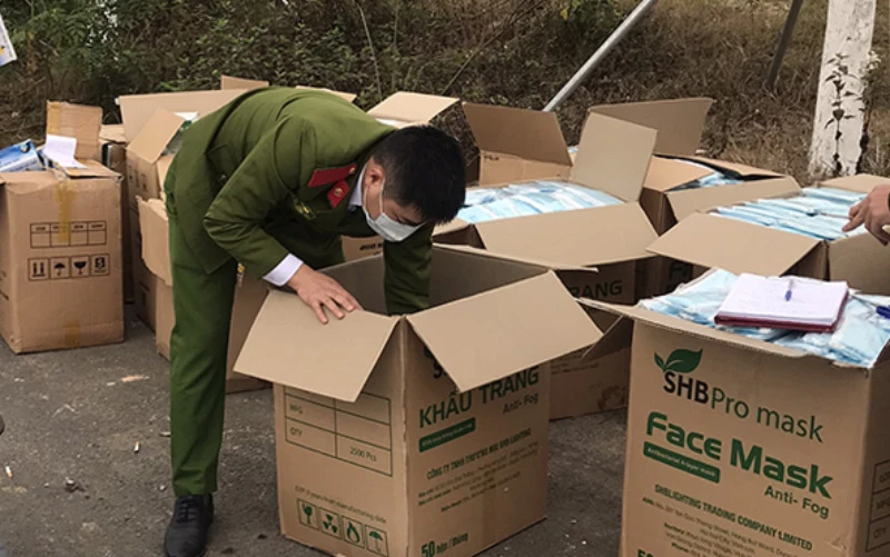 Lực lượng chức năng tỉnh Tuyên Quang thu giữ số lượng lớn khẩu trang không rõ nguồn gốc xuất xứ