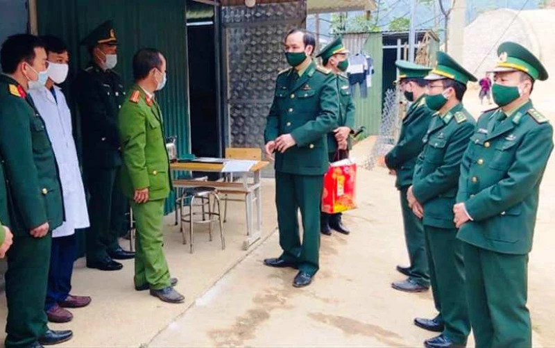 Lãnh đạo Bộ đội Biên phòng tỉnh Thanh Hóa kiểm tra chốt liên hợp phòng chống Covid-19 ở xã Tam Chung, huyện Mường Lát.