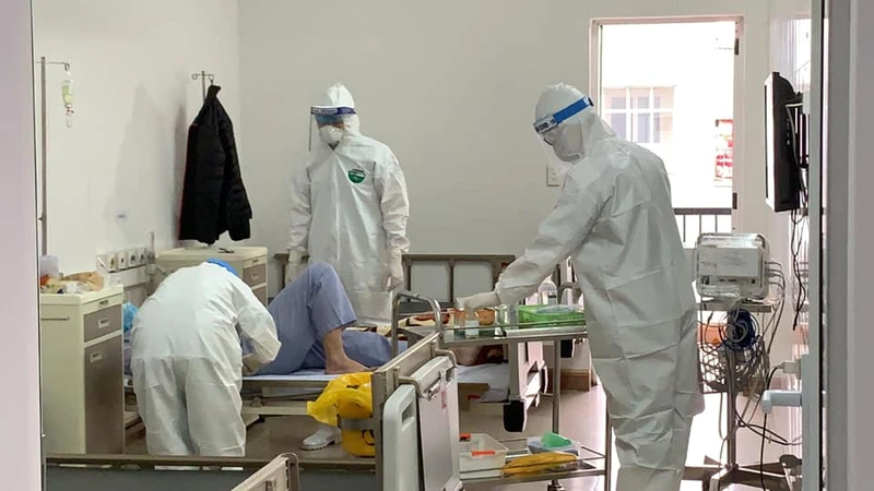 Các bác sĩ điều trị cho bệnh nhân tại Quảng Ninh.