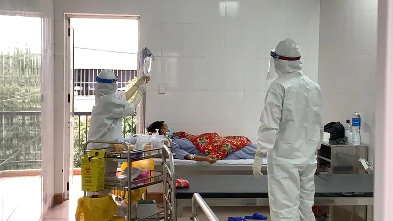 Các bác sĩ tại Quảng Ninh điều trị cho bệnh nhân Covid-19.