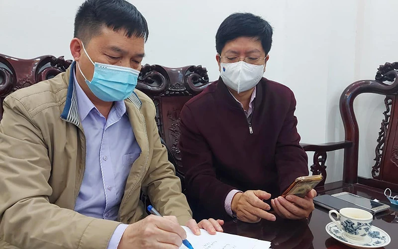 ThS, BS Nguyễn Trọng Khoa (áo tím) triển khai công tác điều trị tại Chí Linh, Hải Dương.