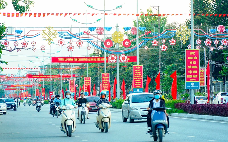 Đường phố TP Điện Biên Phủ (Điện Điên) rực rỡ chào mừng thành công Đại hội. Ảnh Lê Lan.