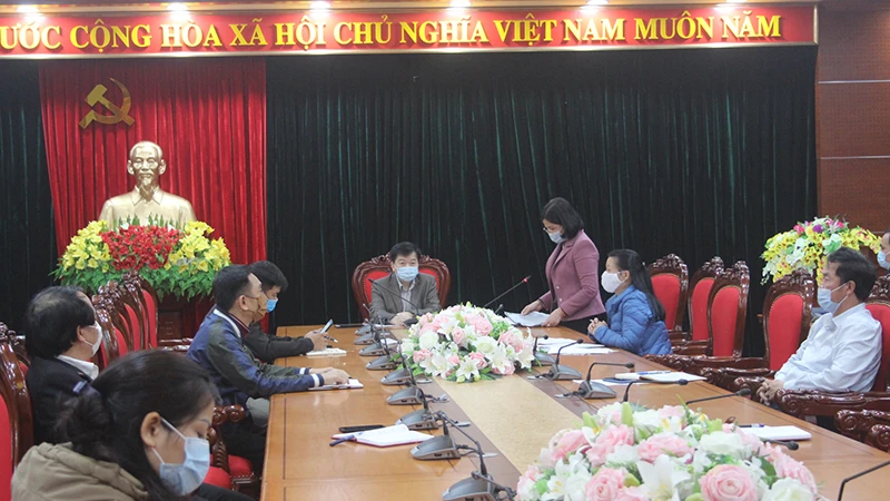Đồng chí Nguyễn Văn Chương, Phó Chủ tịch UBND tỉnh Hòa Bình (giữa) triệu tập cuộc họp ngay trong đêm 30-1 để triển khai công tác phòng, chống dịch.