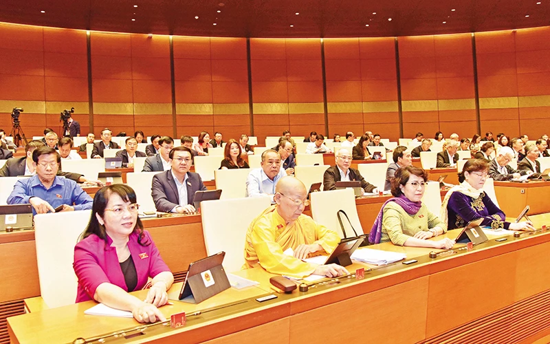 Các đại biểu Quốc hội bấm nút biểu quyết tại kỳ họp thứ mười, Quốc hội khóa XIV. Ảnh | Lâm Hiến