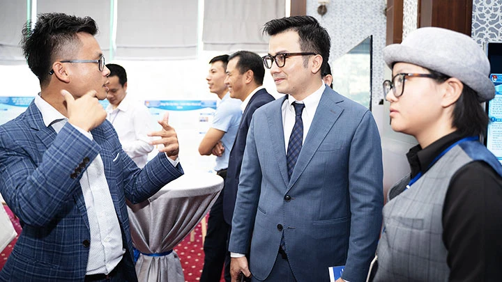PGS, TS Trần Xuân Bách (giữa) thảo luận với đại diện trí thức trẻ Việt Nam ở nước ngoài. Ảnh: HƯƠNG PHẠM