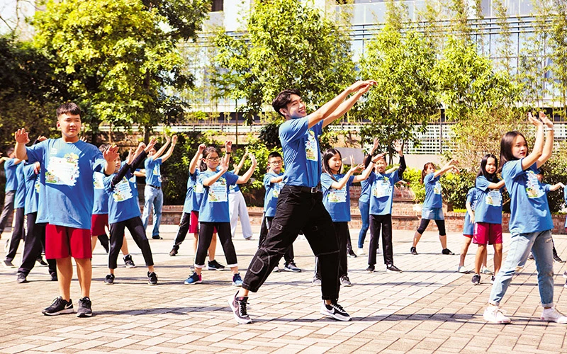 Quang Đăng hướng dẫn các bé tham gia “Thử thách vũ điệu xanh” nhằm lan tỏa thông điệp “Vì một Việt Nam xanh và sạch hơn cho mọi trẻ em”.
