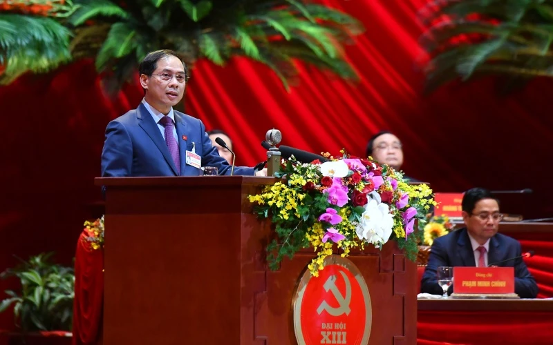 Đồng chí Bùi Thanh Sơn, Ủy viên Trung ương Đảng, Thứ trưởng Thường trực Ngoại giao trình bày tham luận. (ẢNH: ANH TUẤN - DUY LINH)