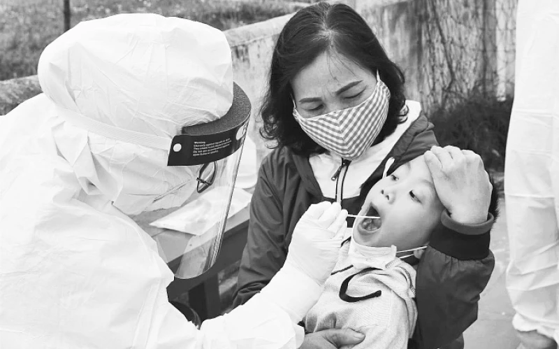Cán bộ y tế lấy mẫu xét nghiệm cho người dân tại phường Cộng Hòa, TP Chí Linh, Hải Dương. Ảnh: TRUNG SƠN