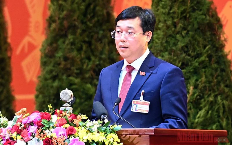 Đồng chí Lê Quốc Phong, Ủy viên Trung ương Đảng khóa XIII, Bí thư Tỉnh ủy Đồng Tháp trình bày tham luận tại Đại hội.