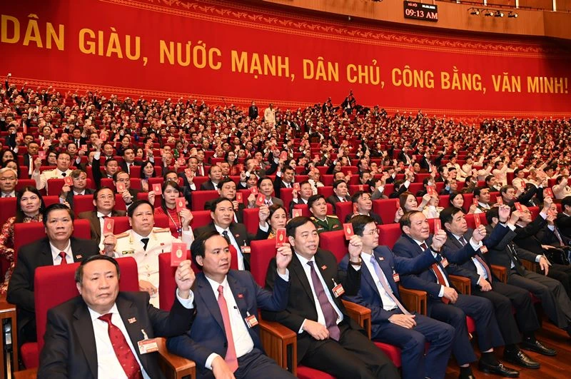  Các đại biểu biểu quyết, thông qua Nghị quyết Đại hội XIII Đảng Cộng sản Việt Nam. (Ảnh: Duy Linh)