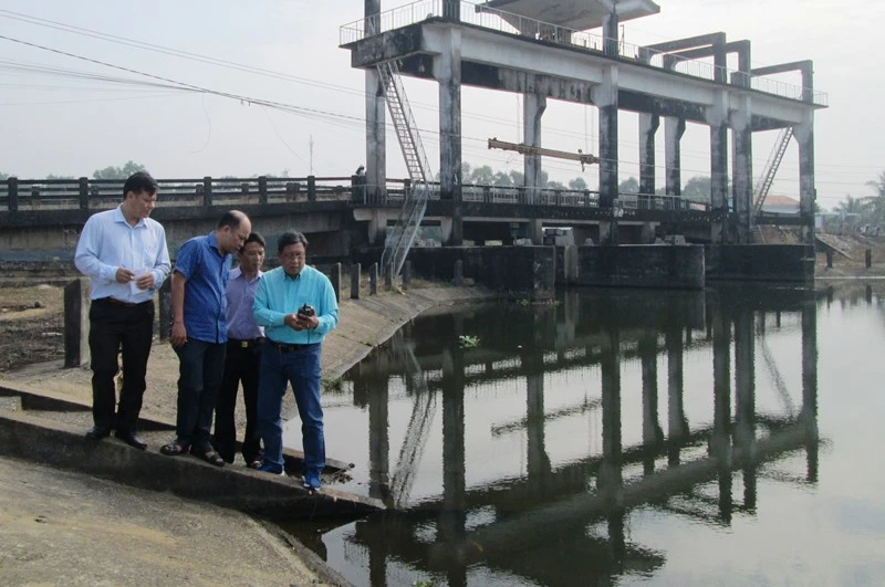 Đoàn công tác của Cục Trồng trọt kiểm tra thực tế tình hình xâm nhập mặn tại cống ngăn mặn thuộc hệ thống thủy lợi Nhật Tảo, huyện Tân Trụ, tỉnh Long An.
