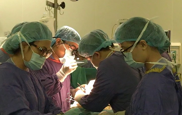 TS, BS Ninh Việt Khải - Phó Giám đốc Trung tâm Ghép tạng, Bệnh viện HN Việt Đức đang thực hiện một ca ghép thận.