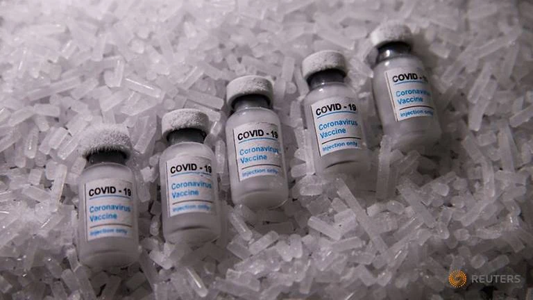 Vaccine ngừa Covid-19 được đặt trên đá khô chụp vào ngày 5-12-2020. Ảnh: Reuters.