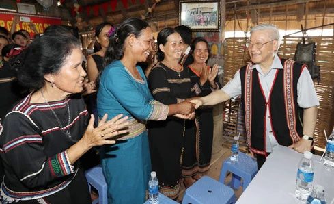 Tổng Bí thư Nguyễn Phú Trọng thăm, nói chuyện với bà con thôn Kon Rơ Bang 2, xã Vinh Quang, TP Kon Tum tại nhà rông của thôn, tháng 4-2017. (Ảnh: Trí Dũng)