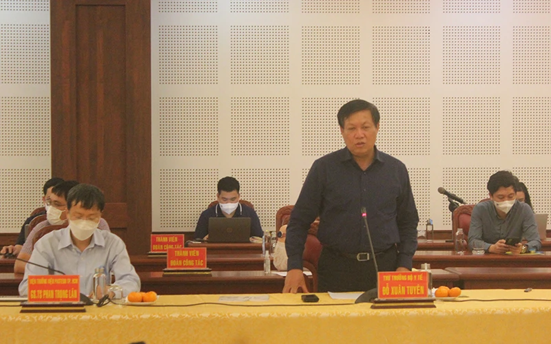 Thứ trưởng Bộ Y tế Đỗ Xuân Tuyên phát biểu tại cuộc họp.