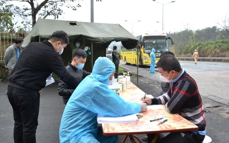Cán bộ y tế thực hiện khai báo y tế đối với người ra vào địa bàn, ở chốt kiểm soát y tế Xuân Giao (Bảo Thắng - Lào Cai).