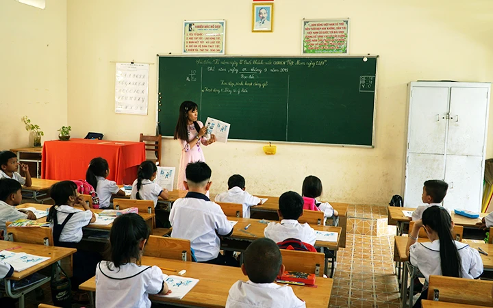 Giờ học ở một trường đạt chuẩn quốc gia tại vùng đồng bào dân tộc thiểu số ở Sóc Trăng.