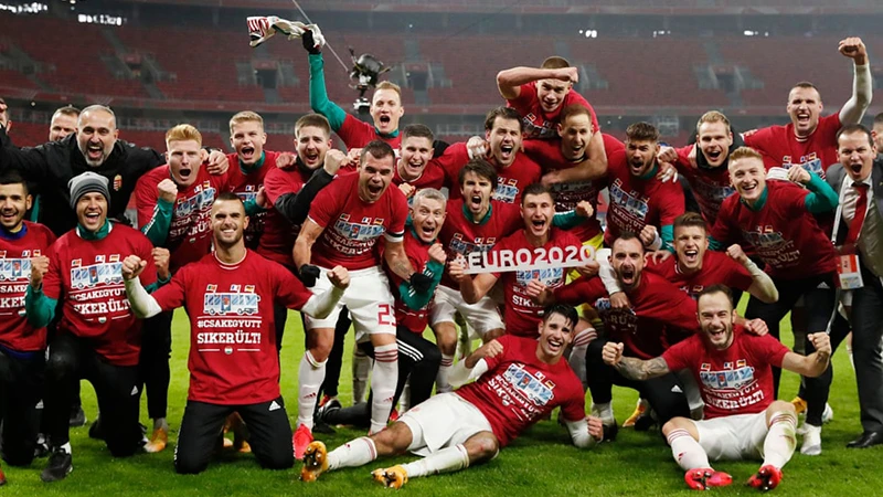 Các cầu thủ Hungary ăn mừng khi giành suất tham dự vòng chung kết EURO 2020.