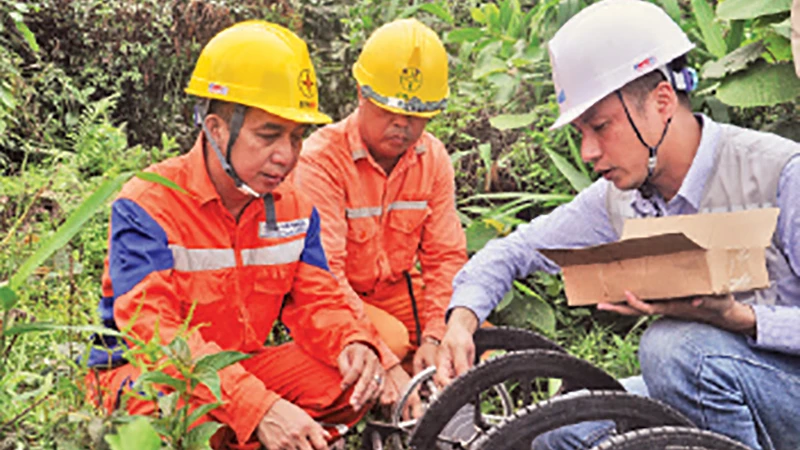 Giám đốc Công ty Điện lực Hà Giang kiểm tra thực địa công tác giảm thiểu sự cố đường dây 110 kV.