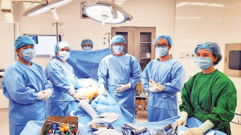 Các bác sĩ Bệnh viện Chợ Rẫy chuyển giao kỹ thuật mổ thay khớp háng cho đội ngũ y, bác sĩ của Bệnh viện đa khoa tỉnh Đắk Nông.
