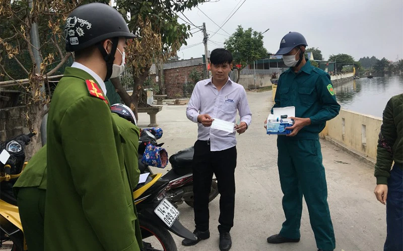 Công an phường Yên Hải, thị xã Quảng Yên xử phạt một trường hợp vi phạm các quy định về phòng, chống dịch Covid-19.