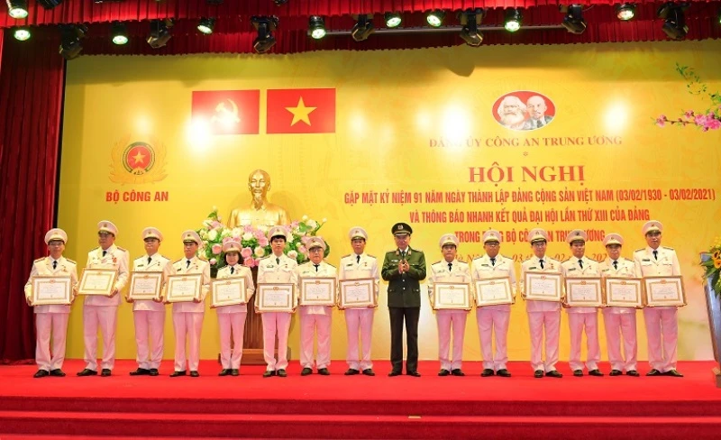 Bộ trưởng Tô Lâm trao Huy hiệu 40 năm tuổi Đảng và Huy hiệu 30 năm tuổi Đảng tặng 14 đảng viên.