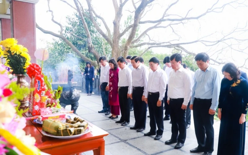 Đồng chí Phan Đình Trạc cùng các đại biểu thành kính dâng hoa, dâng hương tưởng niệm trước Mộ bà Hoàng Thị Loan - thân mẫu Chủ tịch Hồ Chí Minh. (Ảnh: Thành Duy)