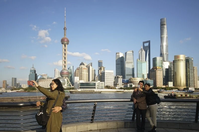 Du khách chụp ảnh tự sướng trên Bến Thượng Hải ở Thượng Hải, Trung Quốc ngày 12-11-2020. Ảnh AP.