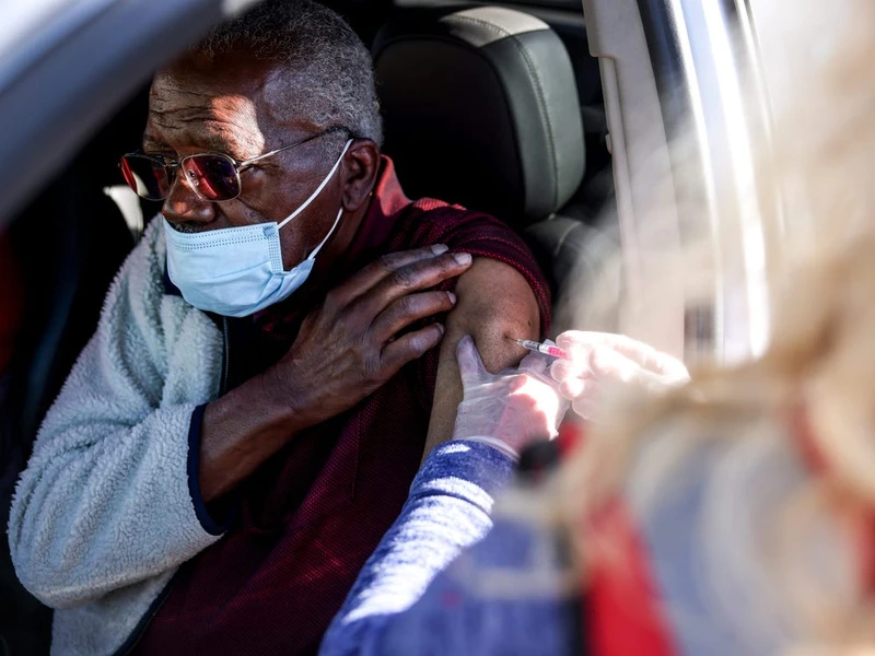 Một người đàn ông đang được tiêm vaccine ngừa Covid-19. Ảnh: Getty Images.