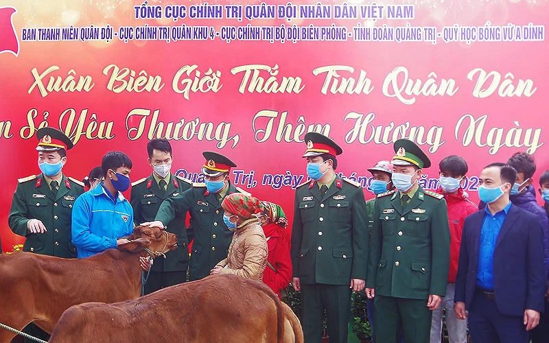 Ban Tổ chức chương trình "Xuân biên giới thắm tình quân dân" trao bò giống tặng bà con nông dân.