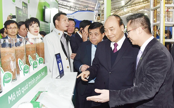 Thủ tướng Nguyễn Xuân Phúc tham quan các gian hàng tại Triển lãm quốc tế Đổi mới sáng tạo Việt Nam 2021. Ảnh: TRẦN HẢI