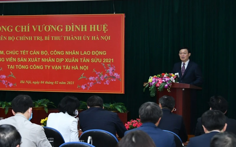 Đồng chí Vương Đình Huệ, Ủy viên Bộ Chính trị, Bí thư Thành ủy phát biểu chúc Tết và động viên cán bộ, công nhân lao động Tổng Công ty Vận tải Hà Nội.