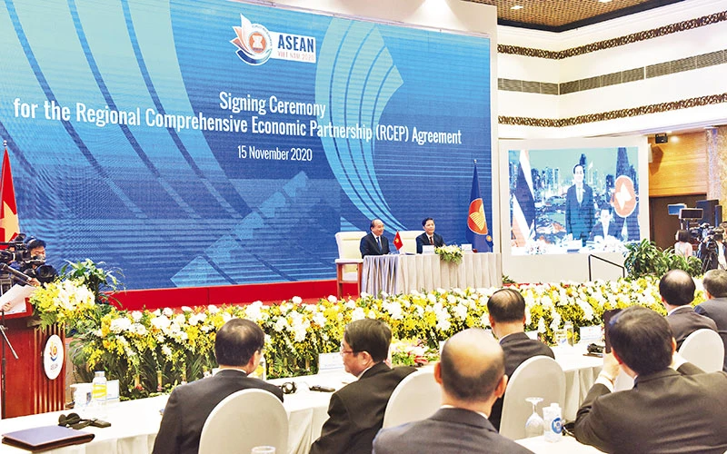 Thủ tướng Nguyễn Xuân Phúc, Chủ tịch ASEAN 2020 chứng kiến Lễ ký Hiệp định Đối tác kinh tế toàn diện khu vực (RCEP).Ảnh | ĐỨC ANH