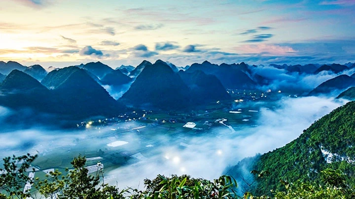 Đứng trên đỉnh Nà Lay, du khách có thể ngắm toàn cảnh thung lũng Bắc Sơn.