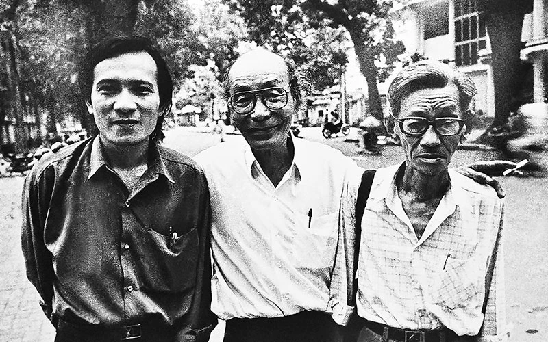 Hai học giả Nguyễn Văn Xuân (giữa), Sơn Nam và nhà văn Đà Linh tại Hà Nội năm 1994. Ảnh | Nguyễn Đình Toán