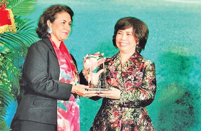 Hiệp hội doanh nhân nữ Los Angeles (Mỹ) trao tặng bà Thái Hương (phải) giải thưởng Đại sứ thương mại toàn cầu.