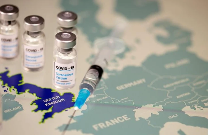 Lọ vaccine Covid-19 và kim tiêm được đặt trên bản đồ Liên minh châu Âu chụp ngày 2 -12-2020. Ảnh: Reuters.