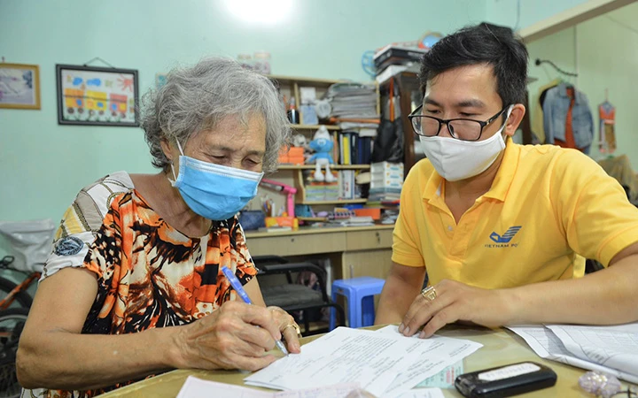 Trả lương hưu, trợ cấp bảo hiểm xã hội tại nhà trong dịch Covid-19 vào tháng 4 năm 2020 tại TP Hồ Chí Minh (Ảnh: VSS).