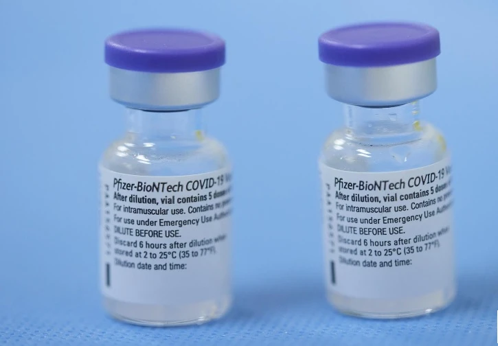 Thử nghiệm tại Anh nhằm kiểm tra sự kết hợp giữa vaccine Pfizer và AstraZeneca trong phác đồ tiêm hai mũi. Trong ảnh là lọ vaccine Covid-19 của Pfizer-BioNTech. Ảnh: Reuters.