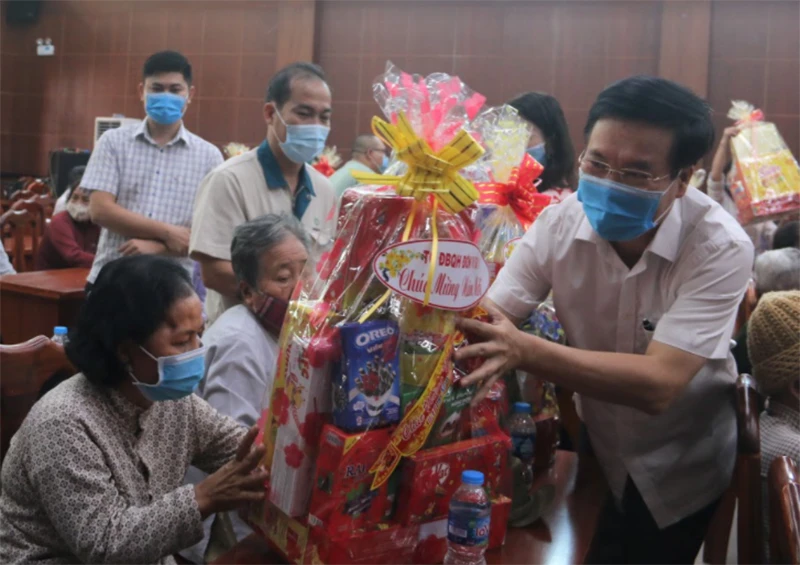 Đồng chí Võ Văn Thưởng trao quà Tết cho gia đình chính sách tại huyện Long Thành.