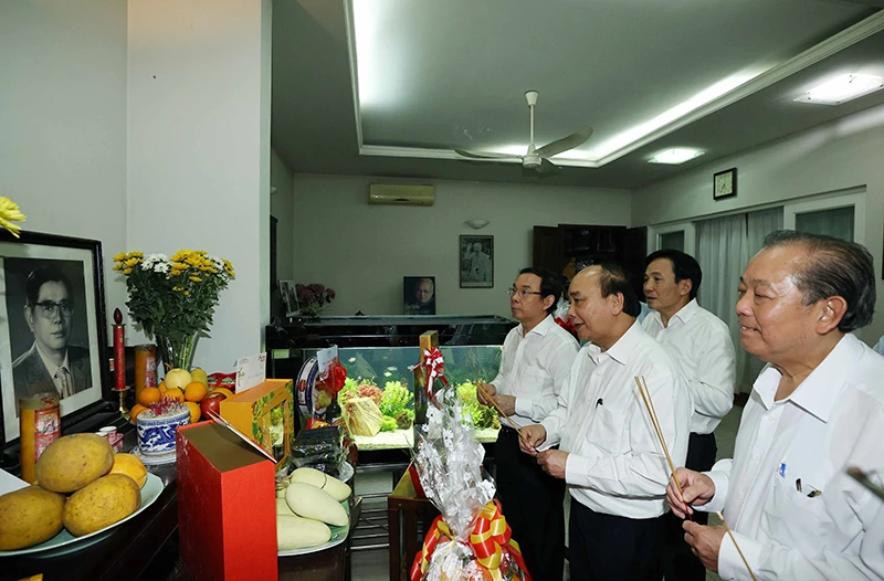 Thủ tướng Nguyễn Xuân Phúc dâng hương tưởng niệm Tổng Bí thư Nguyễn Văn Linh.