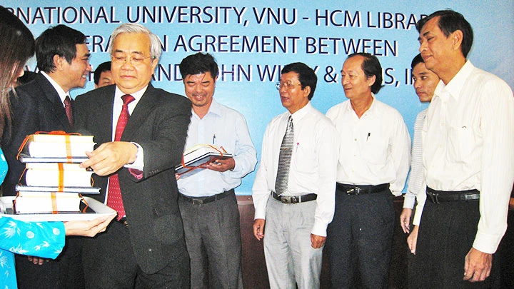 TS Võ Tá Hân trao sách cho Trường đại học Quốc tế tại TP Hồ Chí Minh.