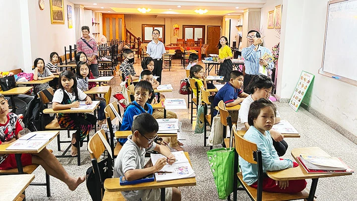 Lớp học tiếng Việt của thầy Sáu ở tỉnh Nakhon Phanom.